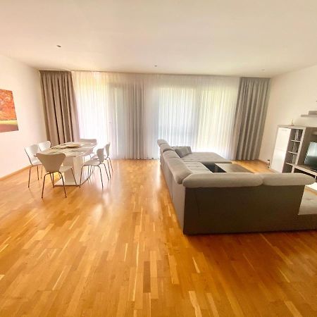 Apartment Korunni Dvur 130M2, 2 Free Parkings Praga Esterno foto