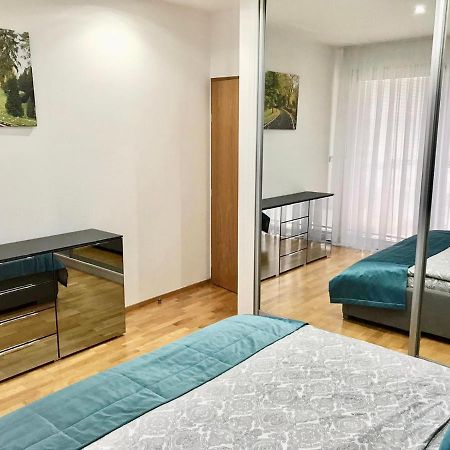 Apartment Korunni Dvur 130M2, 2 Free Parkings Praga Esterno foto