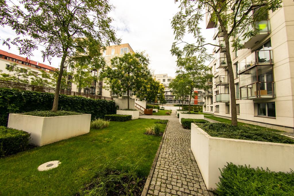 Apartment Korunni Dvur 130M2, 2 Free Parkings Praga Esterno foto