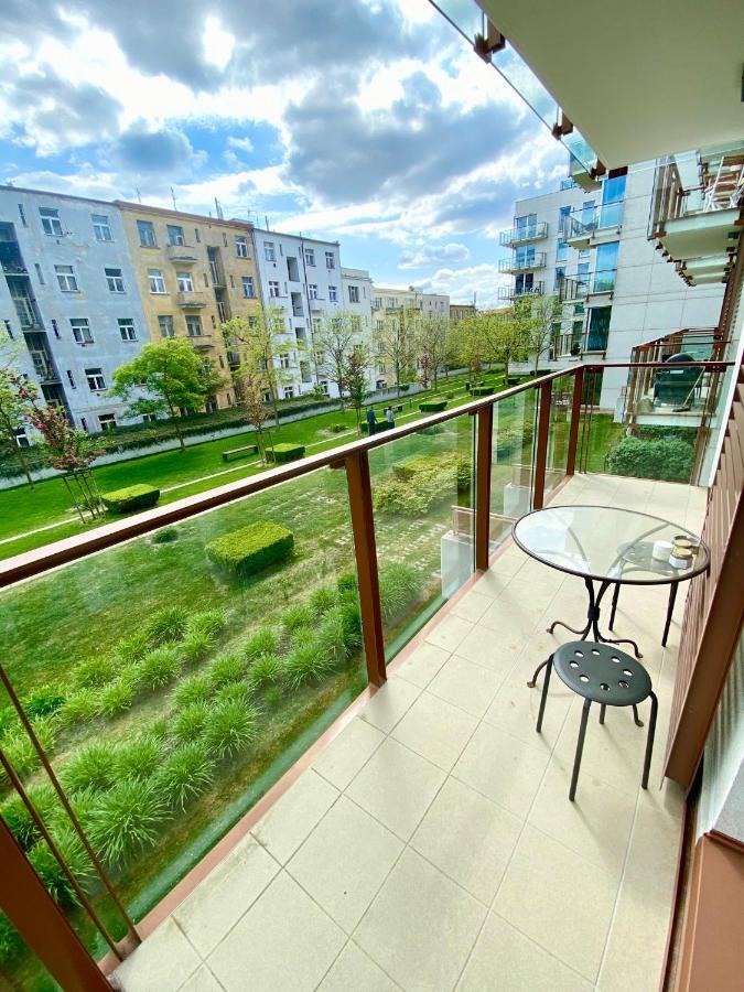 Apartment Korunni Dvur 130M2, 2 Free Parkings Praga Esterno foto