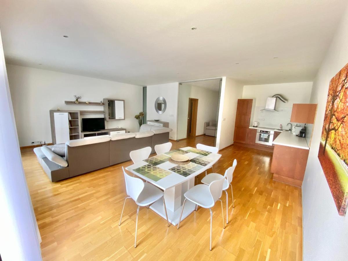 Apartment Korunni Dvur 130M2, 2 Free Parkings Praga Esterno foto