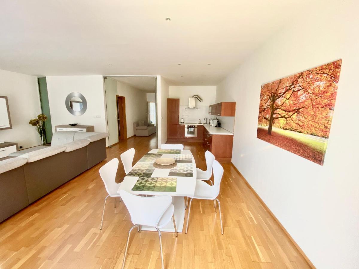 Apartment Korunni Dvur 130M2, 2 Free Parkings Praga Esterno foto