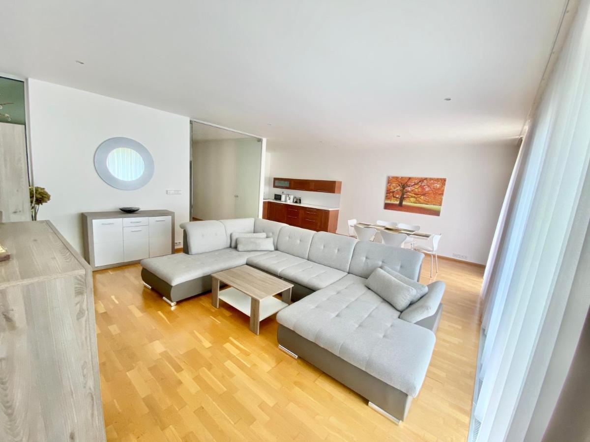 Apartment Korunni Dvur 130M2, 2 Free Parkings Praga Esterno foto