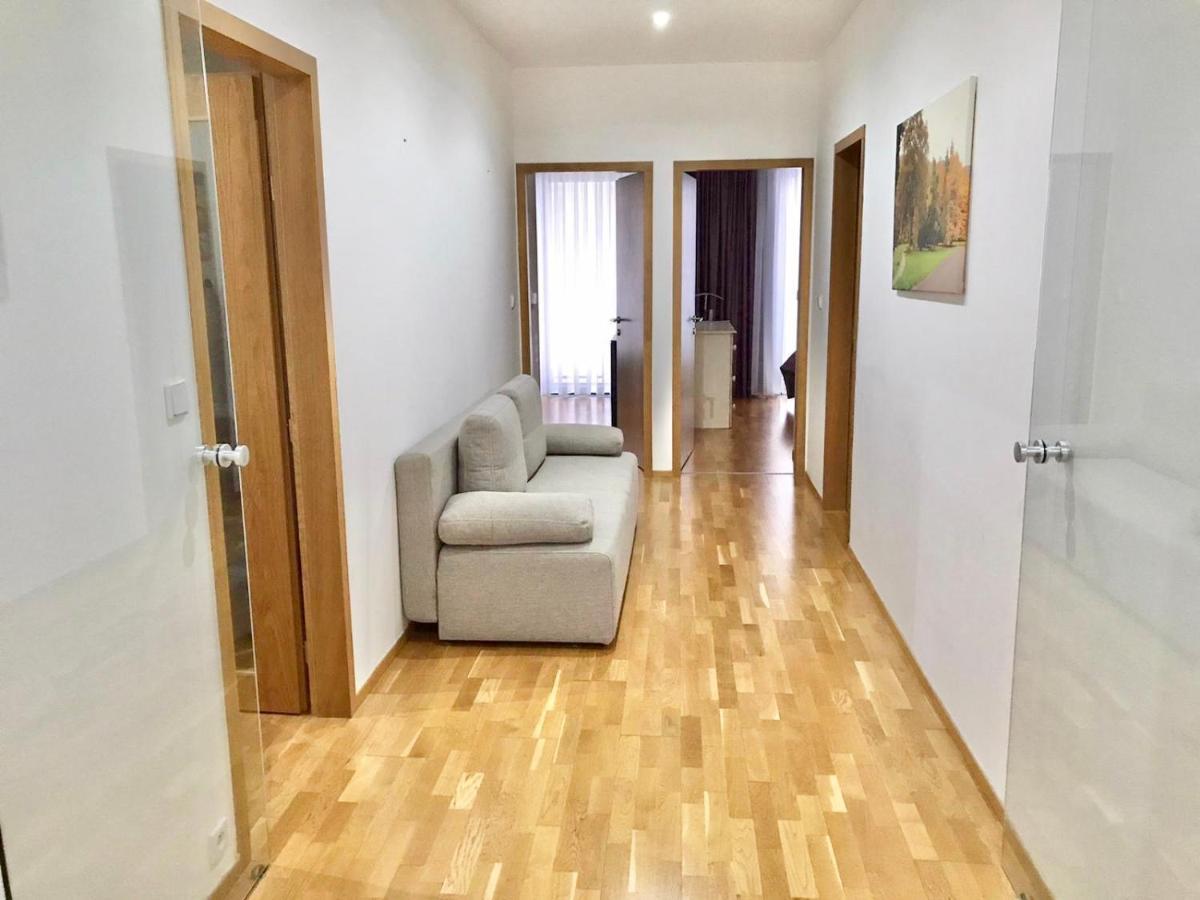Apartment Korunni Dvur 130M2, 2 Free Parkings Praga Esterno foto