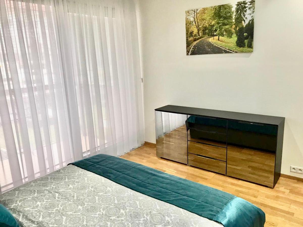 Apartment Korunni Dvur 130M2, 2 Free Parkings Praga Esterno foto