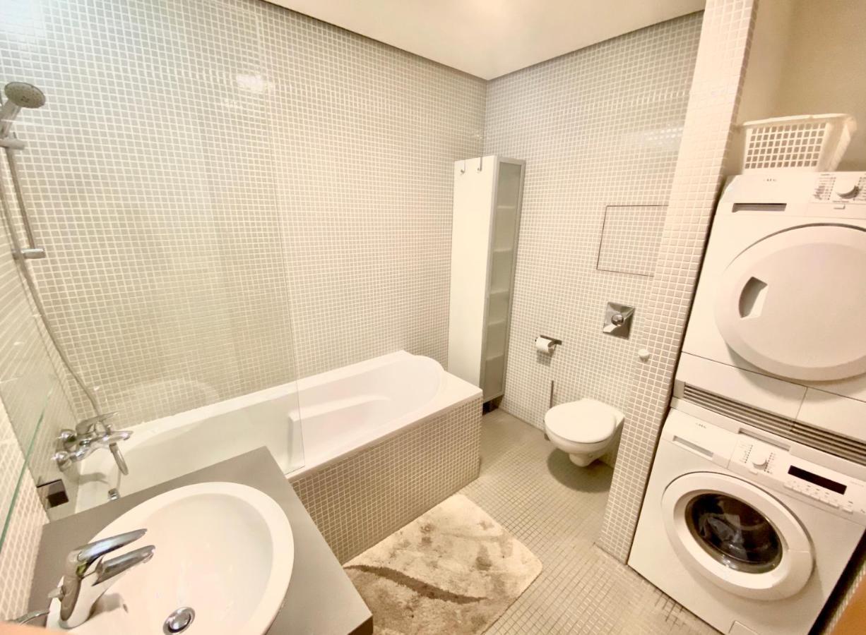 Apartment Korunni Dvur 130M2, 2 Free Parkings Praga Esterno foto