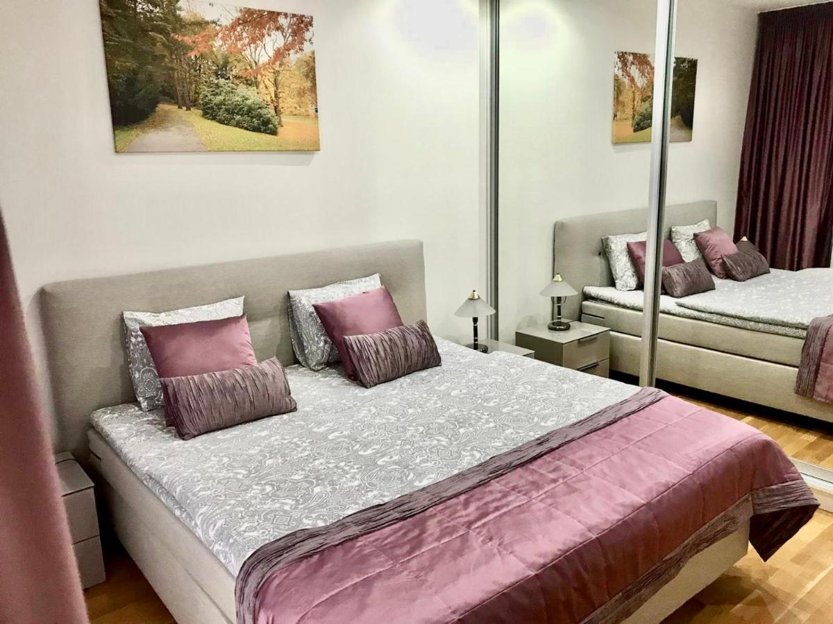 Apartment Korunni Dvur 130M2, 2 Free Parkings Praga Esterno foto