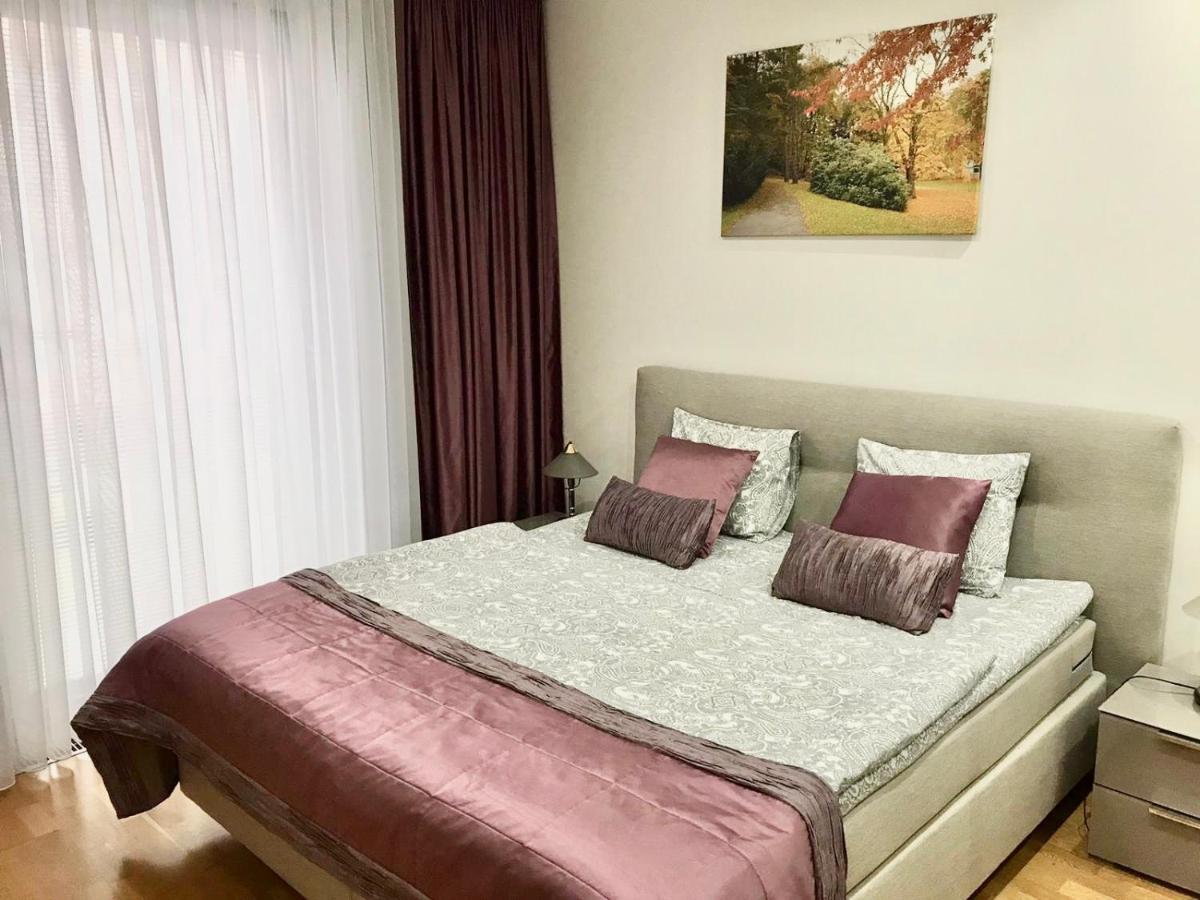 Apartment Korunni Dvur 130M2, 2 Free Parkings Praga Esterno foto